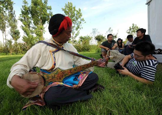 图文-奥林匹克公园中国故事文化展 藏族小曲助
