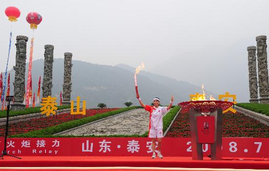 图文-奥运圣火在泰安传递 毕文静点燃圣火盆高举火炬