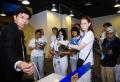 图文-国际广播电台外籍员工参观奥运会主新闻中心