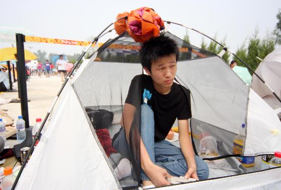 图文-市民排队购最后一批奥运门票 自带帐篷苦苦等候