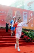 图文-北京奥运圣火在郑州传递 首棒张蓉芳启程