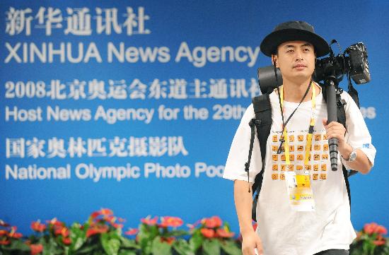 图文-奥运主新闻中心探营 摄影队记者外出采访