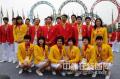 图文-北京奥运村举行开村仪式 游泳队将士拍照留恋