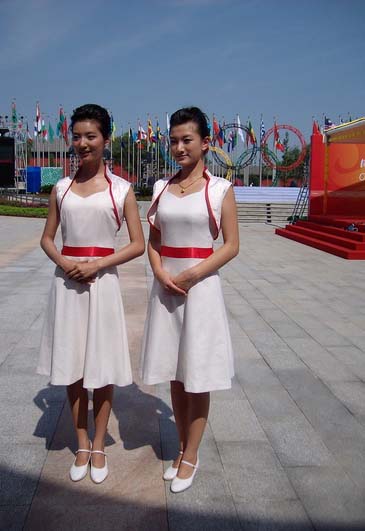 图文-探秘北京奥运村内景 奥运村礼仪小姐的服饰