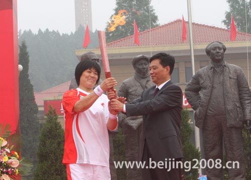 图文-北京奥运圣火在石家庄传递 李梅素接过祥云