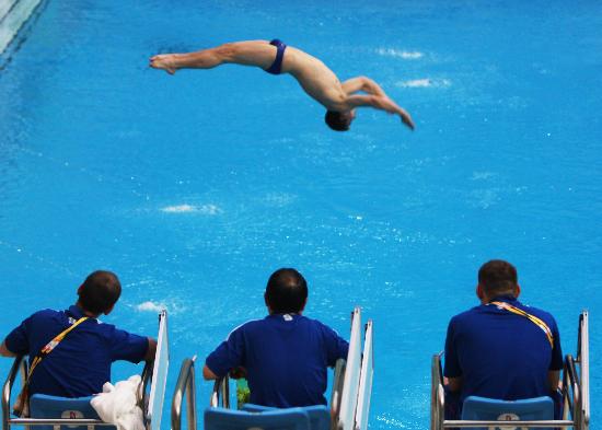 图文-英国跳水队练兵水立方 在教练注视下入水
