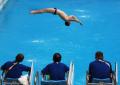 图文-英国跳水队练兵水立方 在教练注视下入水