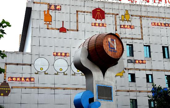 图文-感受青岛啤酒街风光 精美墙壁展示生产流程
