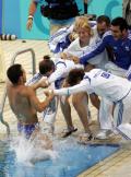 图文-他们这样庆祝胜利 希腊跳水冠军被推入水中