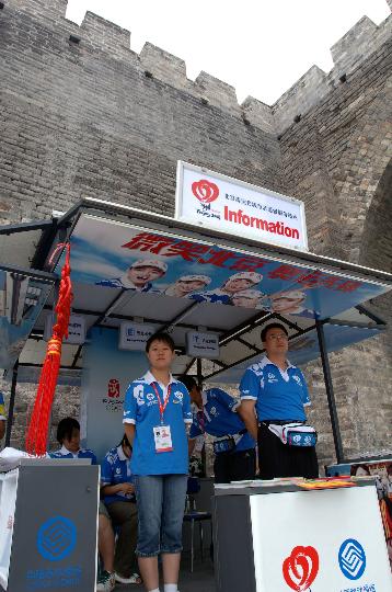 图文-北京古城墙下的奥运元素 志愿者提供信息服务