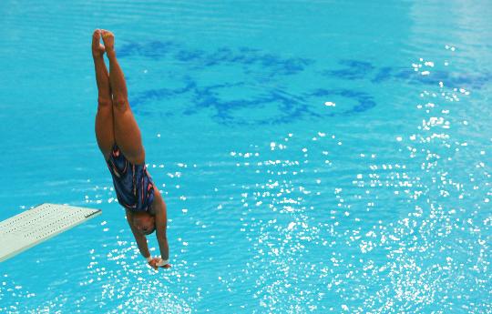 图文-美国跳水队水立方训练 一跳跃入池水之中
