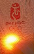 图文-夕阳中的北京奥运会会旗 奥运会徽金色光芒
