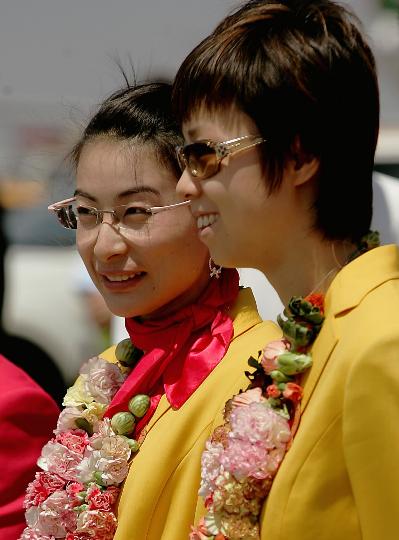图文-国家奥运金牌运动员代表团抵港 两位一姐出场