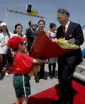 图文-国家奥运金牌运动员代表团抵港 刘鹏接受鲜花