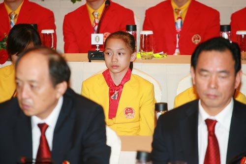 图文-中国奥运金牌运动员记者会 杨伊琳坐领导身后