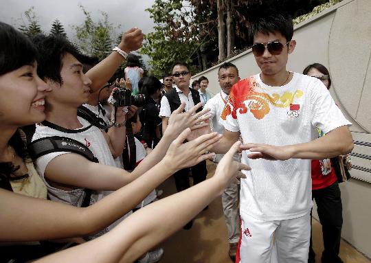 图文-奥运冠军游览香港迪斯尼乐园 林帅哥人气最高