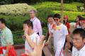 图文-奥运冠军游香港迪斯尼乐园 林丹马琳走在一起