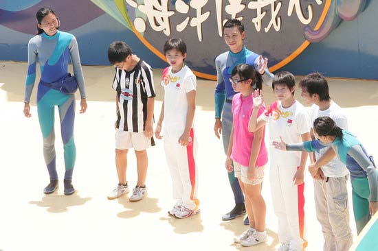 图文-奥运冠军游香港海洋公园 要现场玩跳水吗