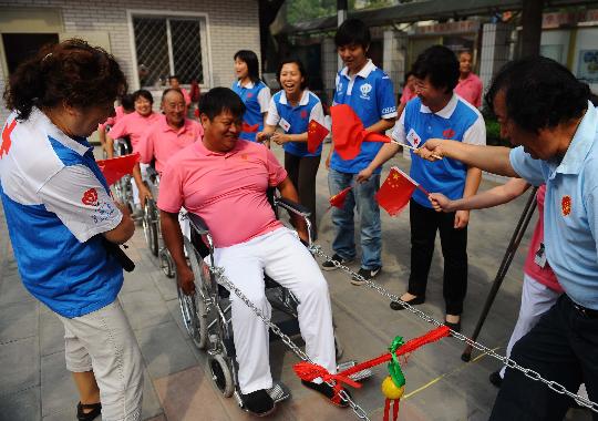 图文-志愿者开展扶残助残志愿服务 轮椅拔河比