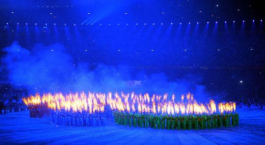 图文-北京残奥会开幕式在京举行演员们也“喷火”