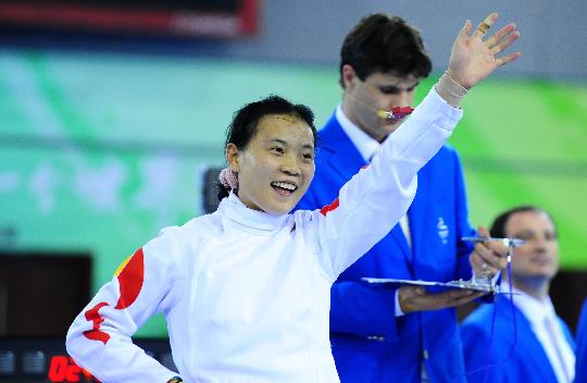 图文-张春翠获轮椅击剑女重A级冠军 向观众致