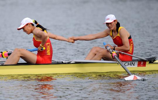 图文-中国赛艇队奥运创造历史 胜利后紧握双手