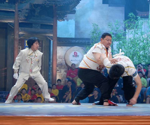 图文-武林大会梅花桩拳4强 互相较劲纹丝不动