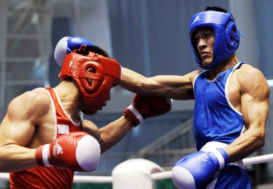 图文全国男子拳击锦标赛王建政75公斤级进决赛