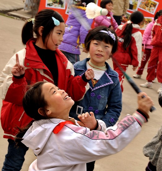 图文-地震灾区冬季健身忙 女孩子课间打羽毛球