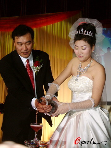 图文-男排主帅周建安成都完婚新娘为80后女孩