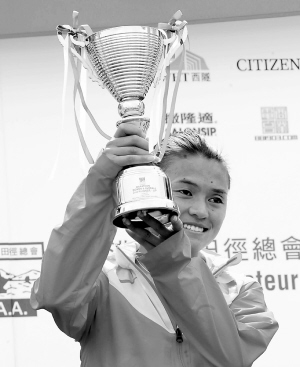 图文-香港渣打国际马拉松赛 中国郑文荣获第三