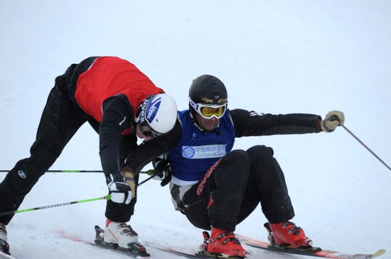 图文-男子自由式滑雪争霸赛赛况 终点线发生追尾