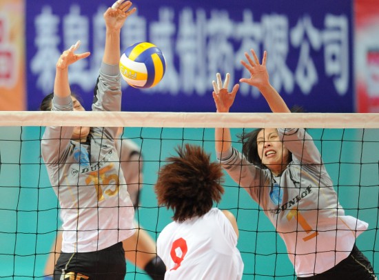 图文-全运会<em>女排</em>预赛上海胜解放军 <em>何晴</em>与队友