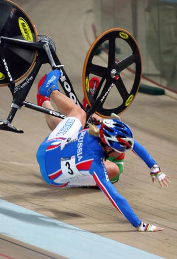 图文-2009场地自行车世锦赛 女选手摔倒人仰车