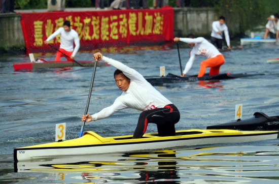 图文-全国皮划艇马拉松赛在绍兴举行 选手奋力划桨