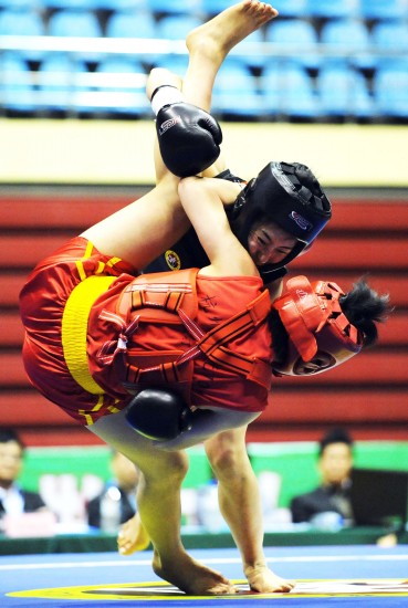 武术散打 全运会女子武 正文 5月9日,吉林队选手李响(上)在女子60