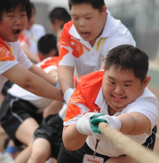 图文-北京举办残疾青少年趣味运动会 拔河比赛