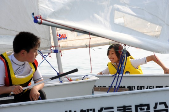 图文-青岛举行少儿帆船赛迎儿童节 比赛中寻求