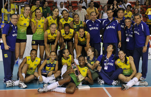 图文-瑞士精英赛巴西女排夺冠 巴西女排全家福