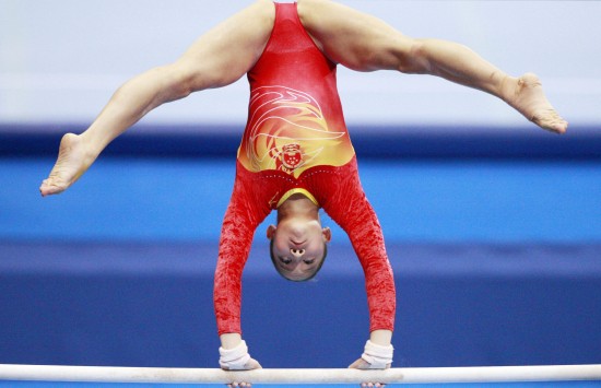 图文-日本杯邀请赛女子个人全能赛况 高低杠上转体