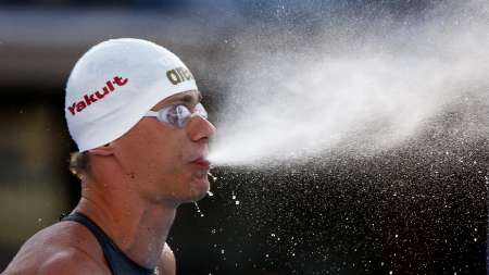 图文-男子100米自由泳决赛 冠军变身吐水怪物