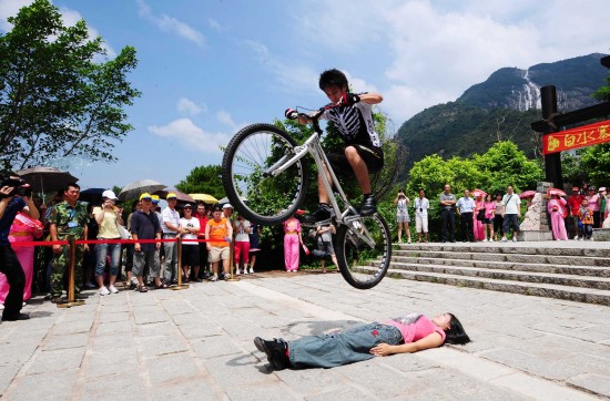 图文-广州景区森林健身活动 花式单车飞越志愿