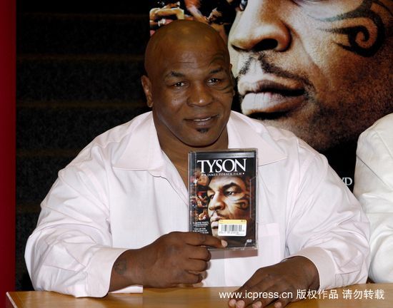 泰森在洛杉矶签售影片《tyson》dvd