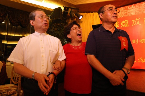 图文-庄则栋七十寿宴在京举行 与家人合唱歌曲