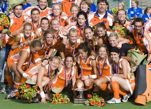 图文-欧洲曲棍球锦标赛 荷兰女队夺冠赛后合影