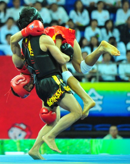 图文-全运会散打男子58公斤级 选手争夺激烈