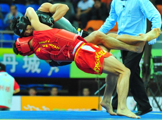图文-全运会散打男子67.5公斤级 选手扭做