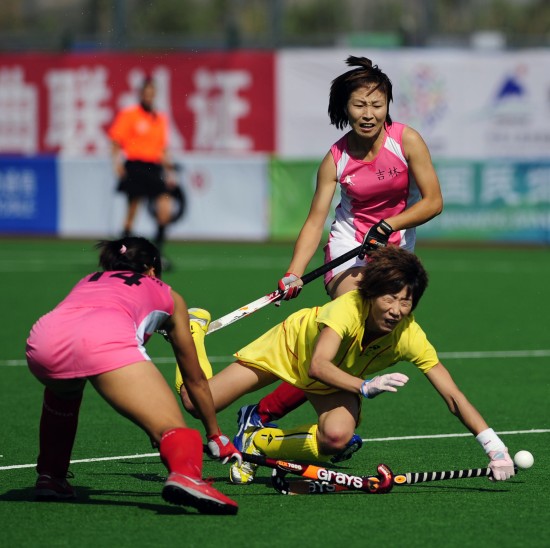 图文-<em>全运会女子曲棍球</em>辽宁胜吉林 高丽华受阻