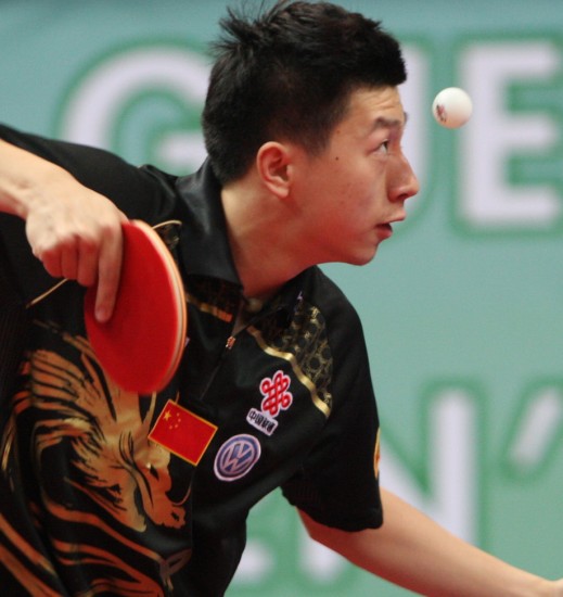 图文-2009乒乓球男子世界杯赛况马龙专注发球