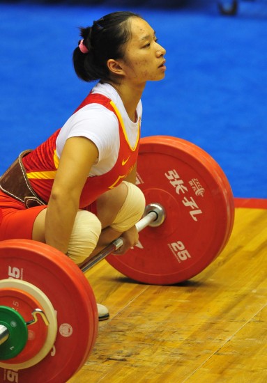 图文-全运会女子举重58公斤决赛 邱红梅准备发
